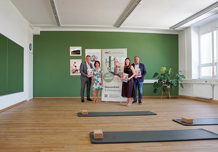 Bild zeigt Peter Kratzer, Barbara Brauckmann, Anna Silbereisen und Stefan Lang in einem der neuen Kursräume