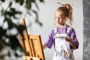 Mädchen malt auf Leinwand