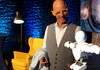 Foto von Frank Astor mit Roboter