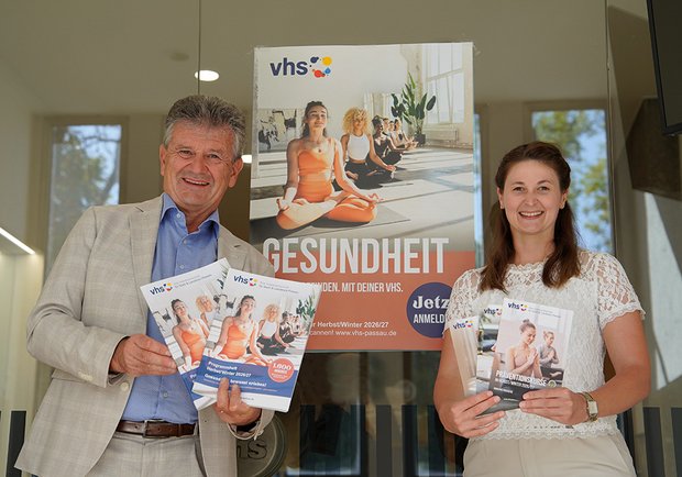 vhs Geschäftsleitung mit Programmheft