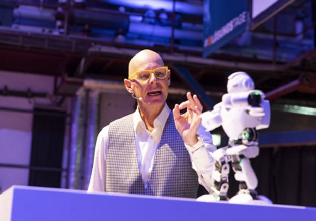 Foto von Frank Astor mit Roboter